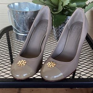 Tory Burch Jolie Taupe 65 mm Wedge Pump 6.5